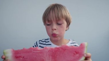 Beyaz çocuk evde karpuz yiyor. Yüksek kalite 4k görüntü