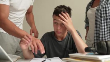 Baba oğluna ödevlerinde yardım ediyor. Ailesiyle matematik ödevi yapan küçük bir çoban.