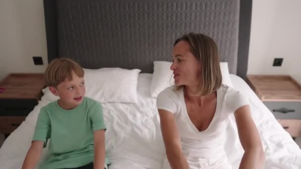 Feliz Mamá Diviértete Saltando Con Pequeño Hijo Cama Movimiento Lento — Vídeos de Stock