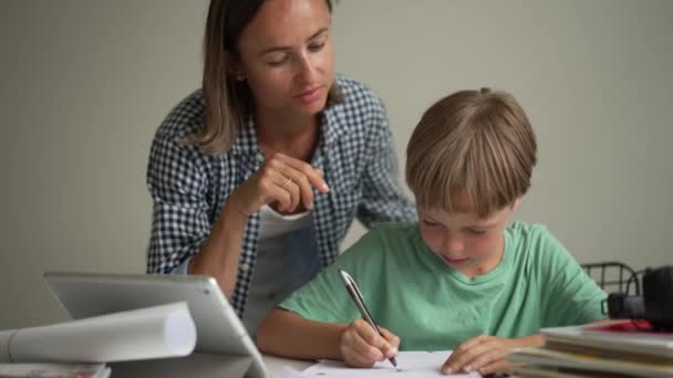 Mutter Und Jähriger Sohn Machen Hausaufgaben — Stockvideo