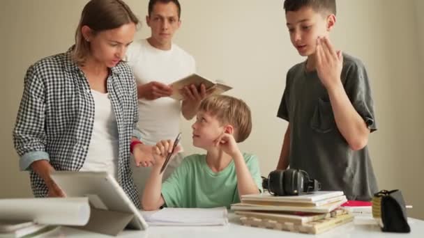 Rodzice Odrabiają Lekcje Dziećmi Ojciec Matka Brat Pomagający Synowi Odrabiać — Wideo stockowe