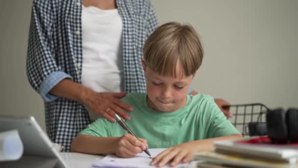 母親と8歳の息子が宿題をする — ストック動画