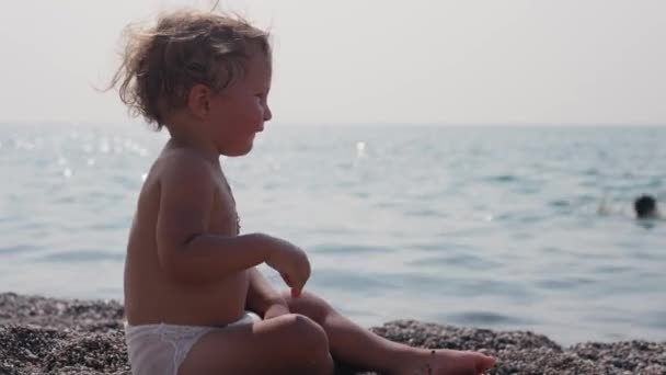 Ragazzino Sulla Spiaggia Giocare Bambino Maschio Sta Bevendo Bottiglia Acqua — Video Stock