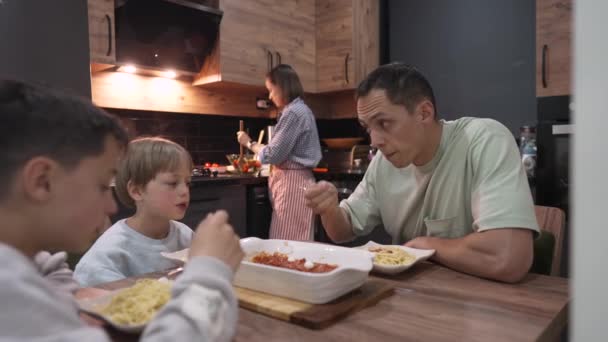 Ung Glad Familie Taler Mens Spiser Hjemme Bordet – Stock-video