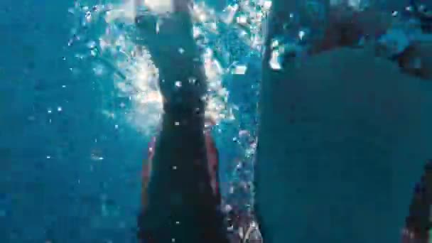 Dítě Bosé Nohy Nad Modrou Vodu Bazénu — Stock video