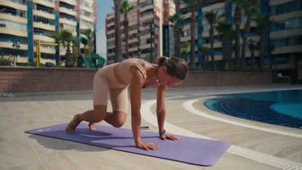 Sporty Woman Doing Workout Animal Flow Move Outdoor Pool — Stock Video © natapetrovich #579672148 Sporty Woman Doing Workout Animal Flow Move Outdoor Pool — Stock Video © natapetrovich #579672148