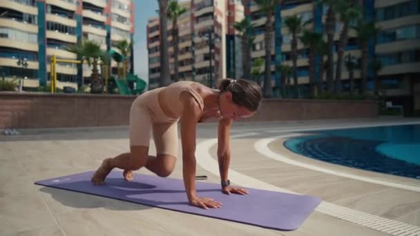 Mujer Deportiva Haciendo Ejercicio Con Flujo Animales Mueven Aire Libre — Vídeos de Stock