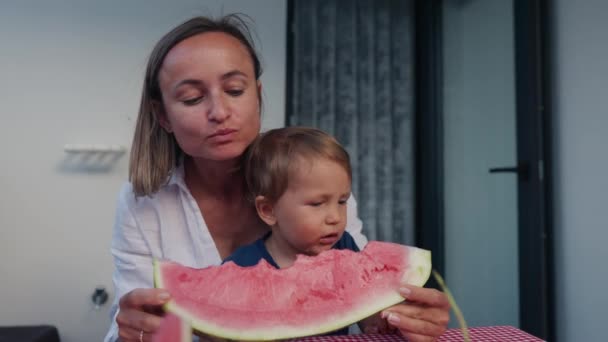 Familie Isst Wassermelone Junge Mutter Und Ihre Kinder Genießen Wassermelone — Stockvideo