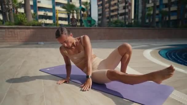 Mujer Deportiva Haciendo Ejercicio Con Flujo Animales Mueven Aire Libre — Vídeos de Stock