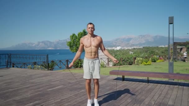 Slow Motion Shot Van Een Man Die Cardiotraining Buiten Heeft — Stockvideo