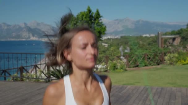 Femme Saute Avec Deux Cordes Sauter Fait Des Exercices Sur — Video