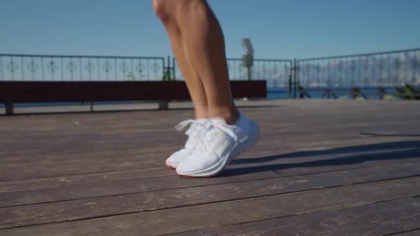 Νεαρή Γυναίκα Πηδάει Σχοινί Στις Ακτίνες Του Ήλιου Γυναικεία Πόδια — Αρχείο Βίντεο