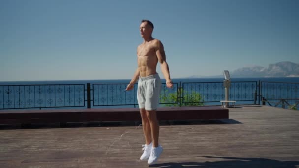 Slow Motion Shot Van Een Man Die Cardiotraining Buiten Heeft — Stockvideo