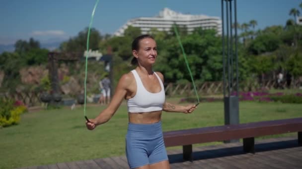 Genç Bir Kadın Atlıyor Genç Bayan Atlet Atlıyor Açık Havada — Stok video