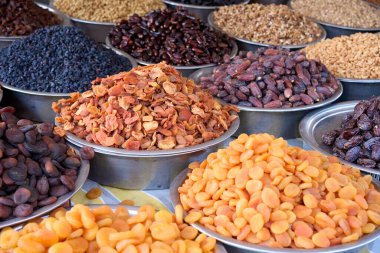 Gri arka plan manzaralı kurumuş meyve ve böğürtlen. Limon, portakal, muz, kuru üzüm, kızılcık, kivi, kiraz, zencefil, erik, çilek, kurutulmuş kayısı, mandalina, hurma, ananas, incir..