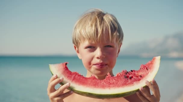 Αγόρι Τρώει Καρπούζι Στην Παραλία Καλοκαίρι — Αρχείο Βίντεο