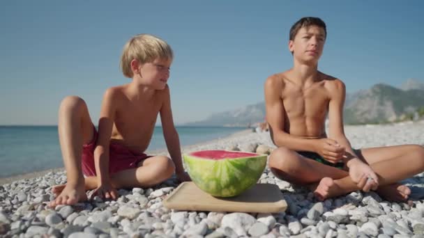 Szczęśliwe Dzieci Jedzenie Duży Czerwony Plasterki Arbuza Plaży — Wideo stockowe