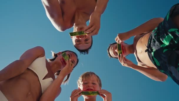 Familie Eten Watermeloen Kleine Jongen Zijn Ouders Aan Oever Van — Stockvideo