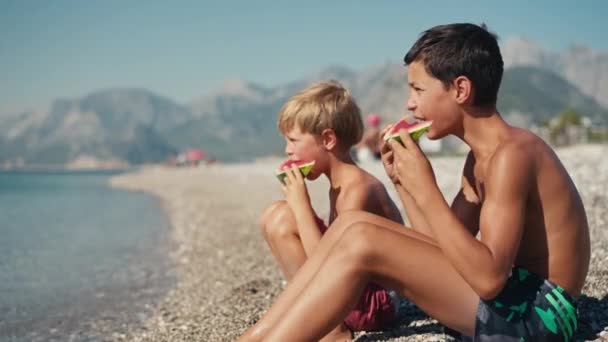 Niños Felices Comiendo Grandes Rebanadas Rojas Sandía Playa — Vídeos de Stock
