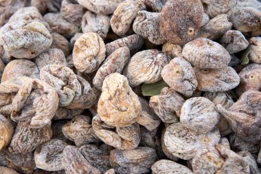 Gri arka plan manzaralı kurumuş meyve ve böğürtlen. Limon, portakal, muz, kuru üzüm, kızılcık, kivi, kiraz, zencefil, erik, çilek, kurutulmuş kayısı, mandalina, hurma, ananas, incir..