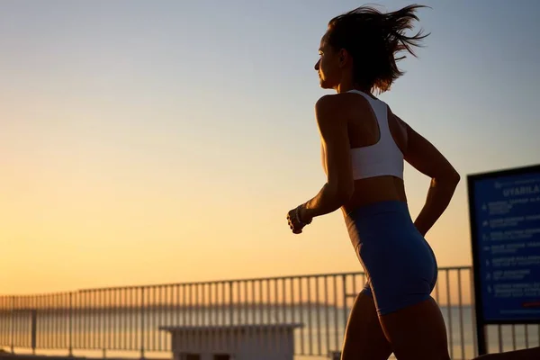 Silhouette Giovane Donna Che Jogging Sulla Riva All Alba — Foto Stock