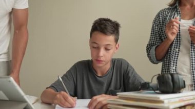 Baba oğluna ödevlerinde yardım ediyor. Ailesiyle matematik ödevi yapan küçük bir çoban.