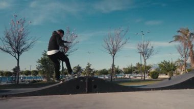 Pompa pistinde kaykaycı. Güneşli bir yaz gününde, pompa pistinde kaykaycı antrenmanı..