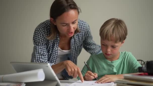 Anne Yaşındaki Oğlu Ödev Yapıyor — Stok video