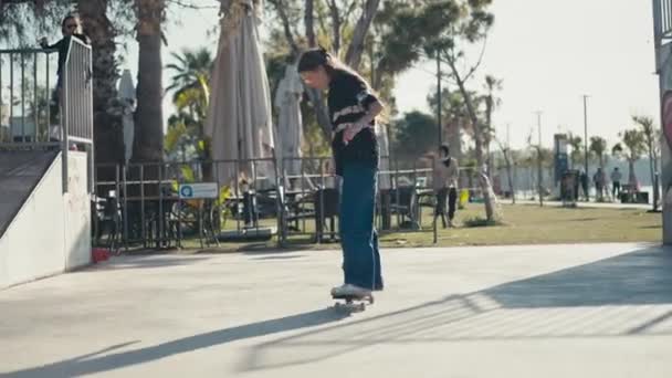 Mujer Joven Patinando Tallando Tazón Parque Chica Monta Skate Parque — Vídeos de Stock
