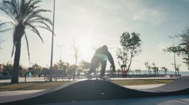 Pompa pistinde kaykaycı. Güneşli bir yaz gününde, pompa pistinde kaykaycı antrenmanı..