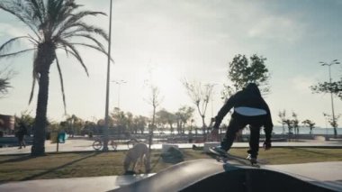 Pompa pistinde kaykaycı. Güneşli bir yaz gününde, pompa pistinde kaykaycı antrenmanı..