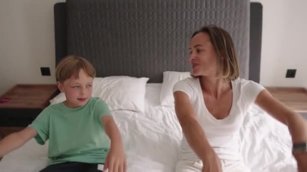 Ευτυχισμένη Μαμά Διασκέδασε Πηδώντας Τον Μικρό Γιο Στο Κρεβάτι Αργή — Αρχείο Βίντεο