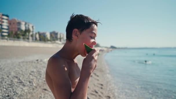 Chłopiec Jedzący Arbuzy Plaży Lato — Wideo stockowe
