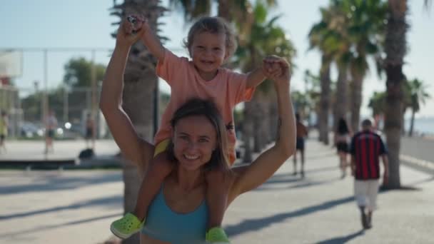 Bebê Sentado Nos Ombros Mãe Fora Parque Imagens Alta Qualidade — Vídeo de Stock