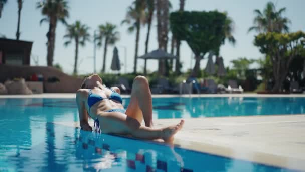 Menina Bonita Bonito Sentado Perto Piscina Vocação Verão — Vídeo de Stock