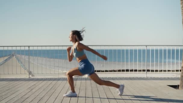 Woman Doing Explosive Leg Exercises Outdoor — стоковое видео