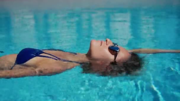 Close Uma Jovem Está Desfrutando Relaxar Piscina Exterior Hotel Luxo — Vídeo de Stock