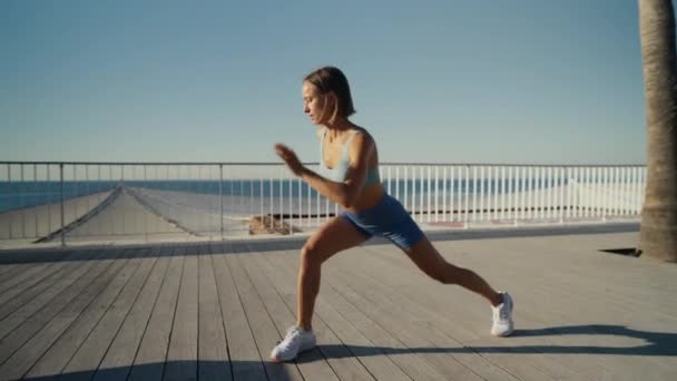 Atleta Feminina Praticando Exercícios Corporais Inferiores Ela Fazendo Frente Movendo — Vídeo de Stock