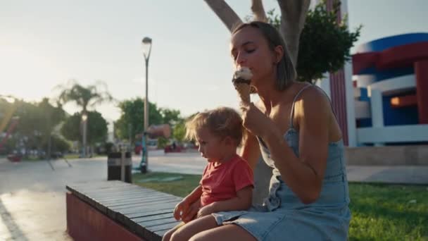 Close Shot Young Loving Family Clinking Ice Cream Cones Child — Stok video