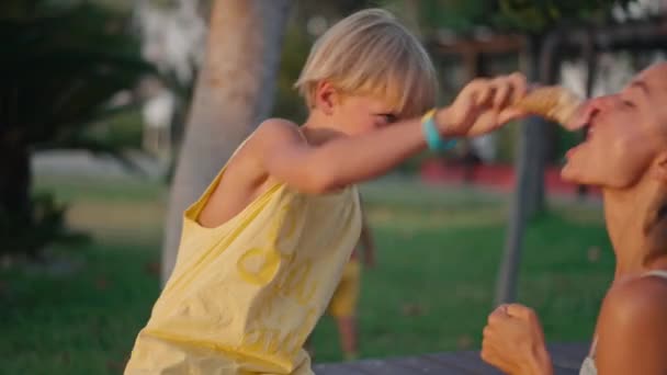 Genç Sevgi Dolu Bir Ailenin Dondurma Külahlarını Yakından Çekerken Çocuk — Stok video