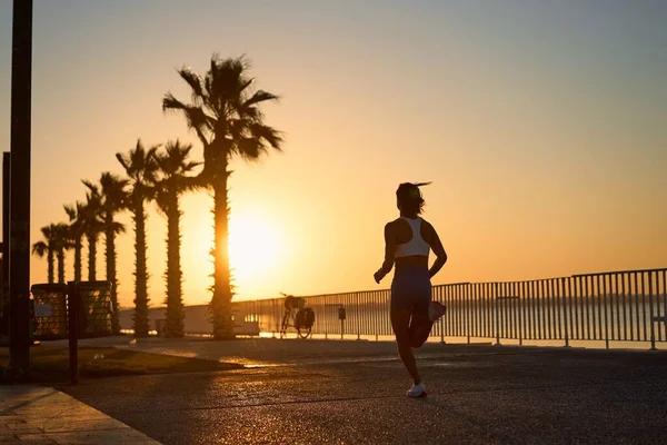 Una Joven Corre Amanecer Playa Mujer Joven Disfruta Corriendo Aire Imagen de archivo