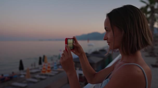 Deniz Aşırı Yaz Günbatımını Kaydetmek Için Modern Akıllı Telefonu Kullanan — Stok video