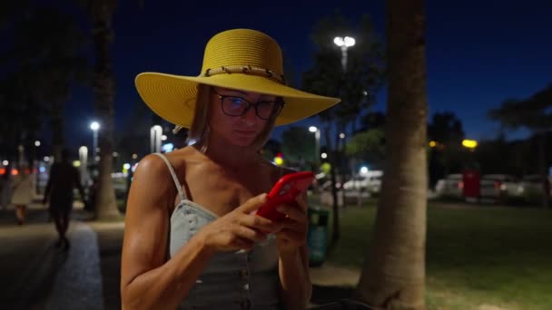 Beautiful Young Woman Dress Hat Walks Evening City Atmosphere Warm — стоковое видео