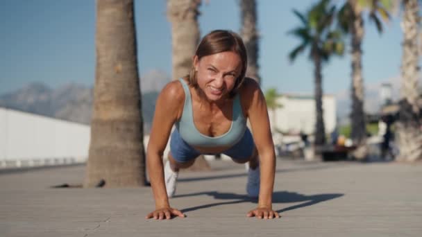 Mujer Joven Musculosa Entrenar Pecho Mañana Soleada Calle Ciudad Primer — Vídeos de Stock