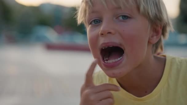 Маленький Хлопчик Світлим Волоссям Показуючи Молочний Зуб Відкриває Рот Щоб — стокове відео