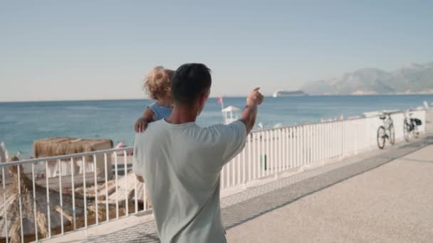 Father Carrying Son Months Shoulders Walking Beach Happy Father Son — Video