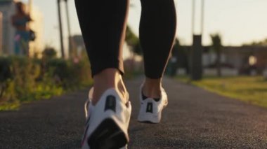 Yaz aylarında deniz kenarında koşan atletik bir kadının dikiz aynasından. Yüksek kalite 4k görüntü