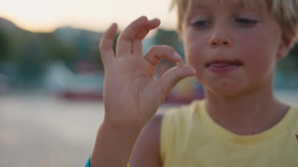 Маленький Хлопчик Світлим Волоссям Показуючи Молочний Зуб Відкриває Рот Щоб — стокове відео