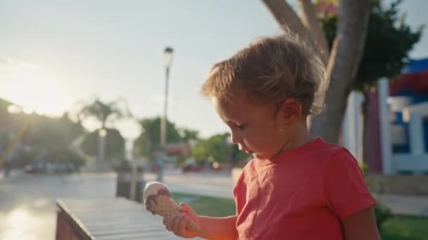 Чоловік Їсть Біле Холодне Морозиво Вафельній Чашці Конуса Сидячи Вулиці — стокове відео