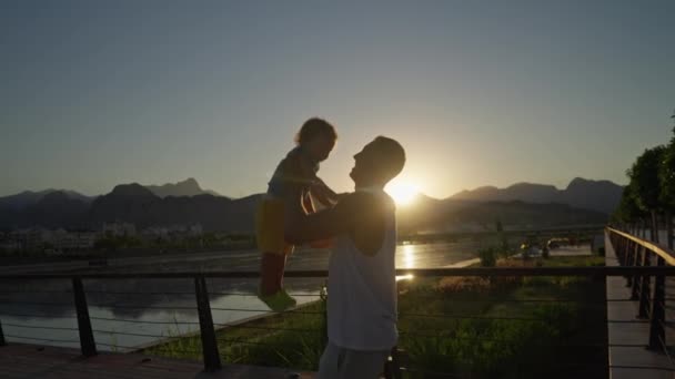 Szczęśliwa Rodzina Ojciec Zwymiotował Syna Ojciec Rzuca Synka Zachodzie Słońca — Wideo stockowe